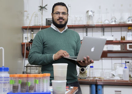 Dr. Ashour Ahmed simuliert am Computer die Wechselwirkung von Glyphosat mit einer Vielzahl von Molekülen, wie sie im Boden vorkommen. Die Berechnungen werden anschließend mit den Ergebnissen der Experimente verglichen.