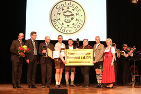 Preisträger Goldene BierIdee 2017 (v.l.n.r.): Dr. Lothar Ebbertz, Georg Schneider, Herr Graschberger stellver. für Dr. Johannes Lang, Tourismusverband Neumarkt e.V., Angela Inselkammer, nicht auf dem Bild ist der 3. Preisträger Jeff Maisel