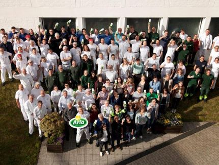 „Prost! Ein Hoch auf die Milch!“ – Arla Mitarbeiter weltweit stoßen, wie hier am Standort Pronsfeld, zum Weltmilchtag an.