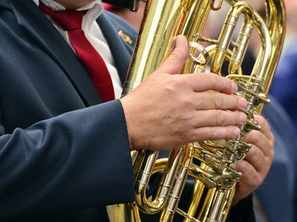 Blasmusik und Freibier: Protest gegen Patent auf Bier und Gerste