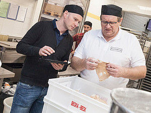 PD Dr. Friedrich Longin und Bäckermeister Heiner Beck beim Begutachten der Brotteig-Qualität