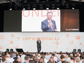 Zusammen mit rund 500 geladenen Gästen eröffnete Andreas Lapp die Europazentrale der Lapp Gruppe