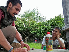Manuel Toledo-Hernández (links) mit einem Kleinbauern vor einer Kakaoplantage
