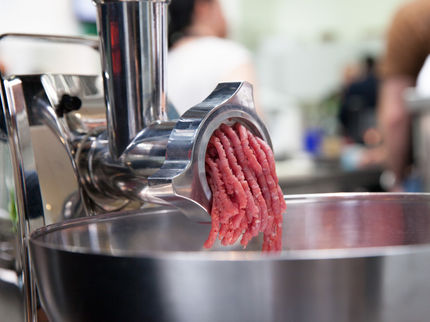 Mit dem blauen QS-Prüfzeichen Fleisch in kontrollierter Qualität einkaufen