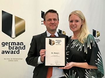 Dr. Klaus Karg (Inhaber) und Verena Heyder (Leiterin Markenmanagement) nahmen den Preis in Berlin entgegen.