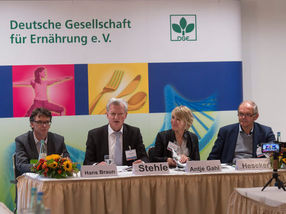 Presskonferenz: Prof. Dr. Peter Stehle (2. v. l.) stellt die aktuellen Referenzwerte für Protein vor.