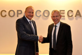 Der Vorgänger im Amt, Martin Merrild aus Dänemark, gratulierte DBV-Präsident Joachim Rukwied zur Wahl zum neuen COPA-Präsidenten.
