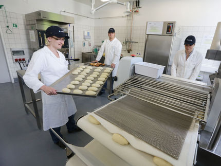 Produktion von Pilotmustern im Backwarentechnikum des Fraunhofer IVV