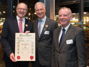 Dr. Hans-Georg Eils (li.) erhält Hopfenorden von Stephan Barth. Mit im Bild: Peter Hintermeier (re.; Hopfenhandelshaus Joh. Barth & Sohn, Nürnberg)