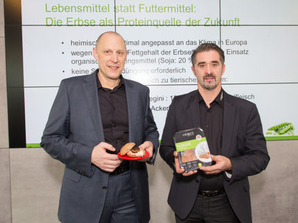 Geschäftsführer Dr. Johann Tanzer & Geschäftsführer Dipl.-Ing. (FH) Andreas Gebhart präsentieren vegini aus Erbsenprotein