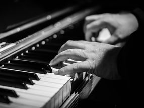 Gehirne von Jazz- und Klassik-Pianisten ticken unterschiedlich