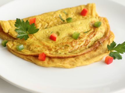 Veganes Ei für Omelette & Quiche macht Hühnereier überflüssig. Sieht aus wie eine Omelette, schmeckt wie eine Omelette, ist aber aus europäischen Biosoyabohnen und Biokichererbsen und regional hergestellt