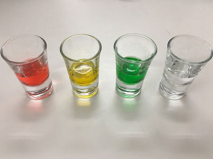 Beispiele für die unterschiedlichen Farben der Flüssigkeiten, die von den Versuchsteilnehmern gekostet wurden