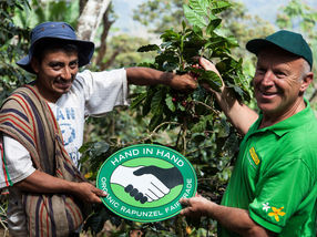 Rapunzel Gründer Joseph Wilhelm zu Besuch bei HAND IN HAND-Partner Norandino in Peru.