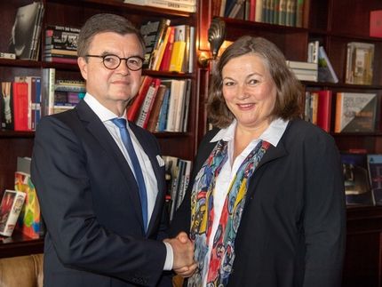 Die neue OVID-Präsidentin Jaana Kleinschmit von Lengefeld bedankt sich bei ihrem Vorgänger Wilhelm F. Thywissen für sein Engagement.