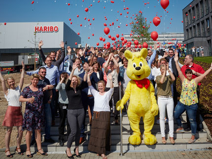 HARIBO Mitarbeiter lassen Luftballons in Grafschaft steigen