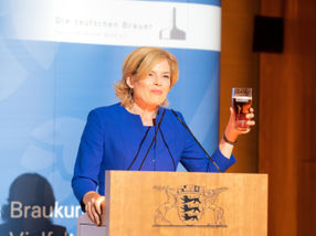 Julia Klöckner, Bundesministerin für Ernährung und Landwirtschaft, ist neue „Botschafterin des Bieres“. Diesen Anlass begeht sie feierlich mit einem großen Schluck Bier aus dem Craftsman von SAHM.