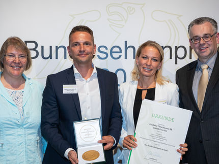 Dr. Katharina Böttcher, Ministerialdirektorin bei der Bundesministerin für Ernährung und Landwirtschaft (links), überreicht gemeinsam mit DLG-Vizepräsident Dr. Diedrich Harms (rechts) Urkunde und Medaille an Christian Schäfer und Birgit Hünniger.