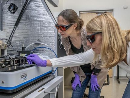 Splitting water: Nanoscale imaging yields key insights