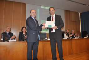 El Dr. Luis Liz Marzan recibe el premio de investigacion Burdinola