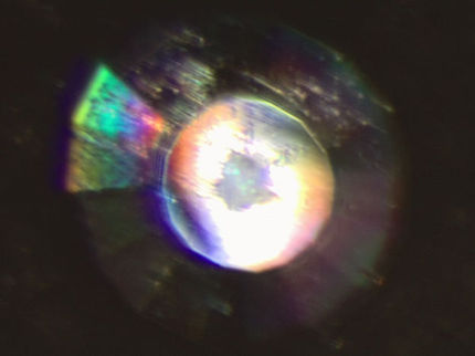 Festes Kohlendioxid im tiefen Erdinneren