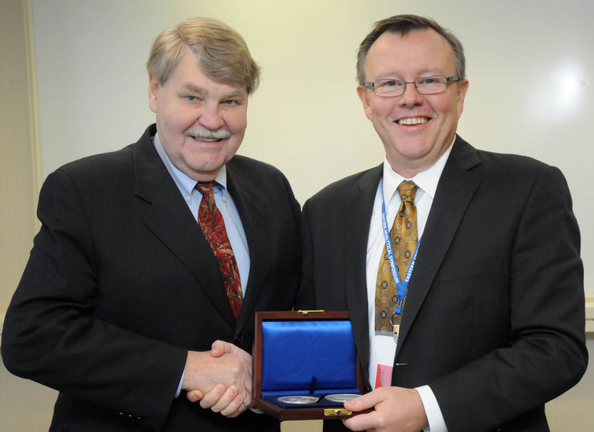 Ernst-Abbe-Memorial Award für Dr. Neil Lewis von Malvern Instruments