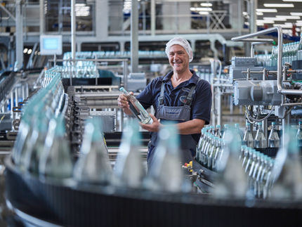 Glas-Mehrwegflaschen in der Produktion des Gerolsteiner Brunnen.