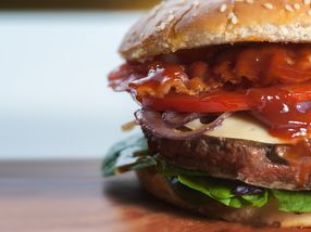 Was darf in einen klassischen Hamburger?