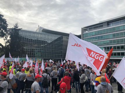 Hunderte Beschäftigte protestieren vor der Schweizer Konzernzentrale