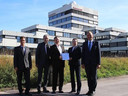 Regierungspräsidentin Marianne Thomann-Stahl überreichte den Bescheid – v.r.: Präsident Prof. Jürgen Krahl, Prof. Hans-Jürgen Danneel, Josef Wegener (Bezirksregierung), Prof. Thomas Gassenmeier