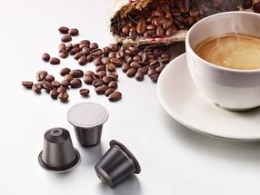 In cooperation with Golden Compound, the internationally active packaging manufacturer ALPLA is bringing a world first onto the market: the first coffee capsule compostable at home.