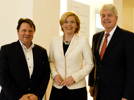 Bundesernährungsministerin Julia Klöckner (Bildmitte) mit BLL-Hauptgeschäftsführer Christoph Minhoff (links im Bild) und BLL-Präsident Stephan Nießner.