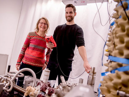 Wie sich ein Kristall in Wasser löst