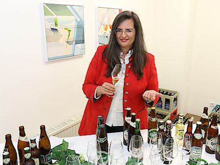 Gabriela Maria Straka, Leitung Kommunikation/PR & CSR, präsentiert die Produktvielfalt der Brau Union Österreich