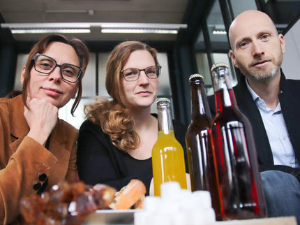 Die Bundesministerin für Ernährung und Landwirtschaft, Julia Klöckner, überreichte den Forschern die Zuwendungsbescheide – Professor Jan Schneider präsentierte die Hochschule OWL.