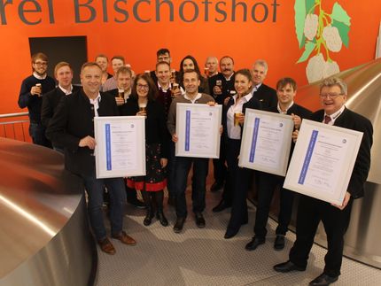 Die erfolgreichen Brauer und Braumeister um Brauereidirektor Hermann Goß (1. von rechts) und Zertifizierungsbeauftragte Laila Schmidt (4. von rechts)