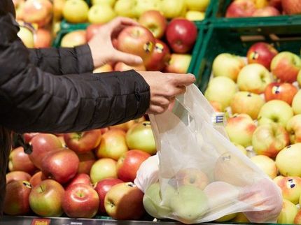 Seit zehn Jahren arbeiten EDEKA und WWF zusammen, um Produkte und Lieferketten umweltverträglicher zu machen. Was 2009 mit Nachhaltiger Fischerei begann, ist heute als Partnerschaft für Nachhaltigkeit ein Erfolgsmodell.