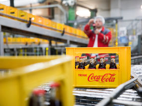 Abgefüllte Coca-Cola Glasflaschen in der Glas-Mehrwegkiste