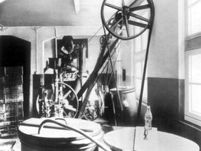 Erste Abfüllmaschine von Coca-Cola 1929 in Essen