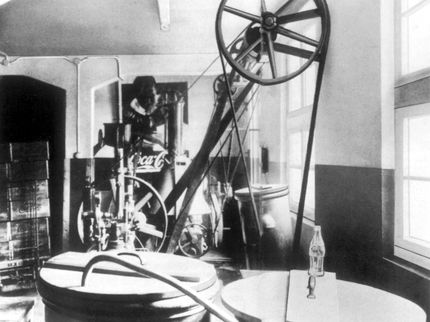 Erste Abfüllmaschine von Coca-Cola 1929 in Essen