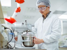 Tests im neuen Labor für Food-Anwendungen: Das regionale Kompetenzzentrum der Wacker Chemie AG in Shanghai verfügt nun auch über ein anwendungstechnisches Labor speziell für innovative Lebensmittelinhaltsstoffe, Nahrungsergänzungsmittel und Kaugummianwendungen.