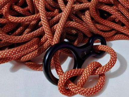DNA is managed like climbers' rope to help keep tangles at bay