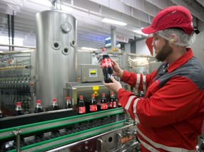 Mitarbeiter an der 1 Liter PET Merhrweganlage von Coca-Cola Deizisau
