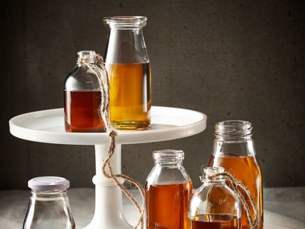 The colour and flavour of Canadian maple syrup depend on the time of harvest. At the beginning of the season it is rather clear with a slight sweetness, later it gets darker and tastes caramel-like.