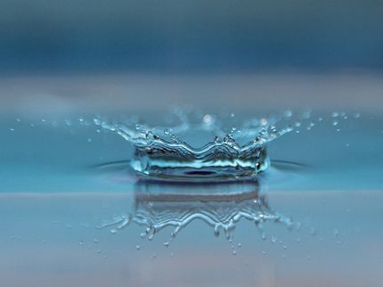 Wie zwei Wassermoleküle miteinander tanzen