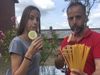 Innovativ gegen die Plastik-Flut: Reinhold Müller und Tochter Carolina testen den neu entwickelten Nudel-Trinkhalm.