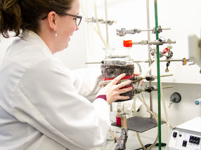 Jana Köster ha desarrollado un proceso ecológico para la descafeinación de granos de café en el laboratorio.
