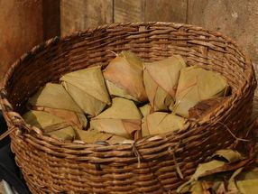 Fermentierter Maisbrei (Akassa) verpackt in Blätter der Pflanze Thalia welwitschii.