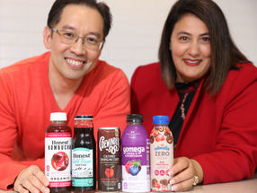 Simon Yeung, Vicepresidente Senior de Innovación y Administración de Coca-Cola North America, y Susan Zaripheh, jefa del Equipo de Innovación Transformacional, con varias de las marcas que su equipo ha ayudado a desarrollar y comercializar.