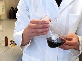 Ein im Labor aus Sauerkirschen hergestellter reiner Kirschsaft wurde als Ausgangspunkt für die Untersuchungen genutzt.